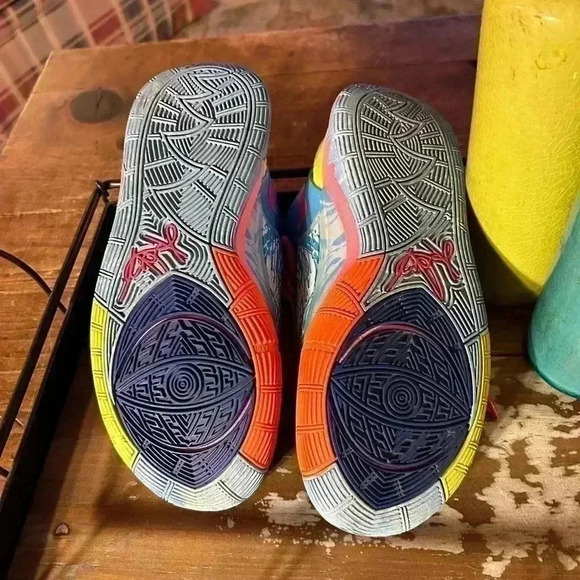 NIKE Kyrie 6 GS ‘Pool’, size 6 women’s, size 4-4.5 big girls - Picture 7 of 10